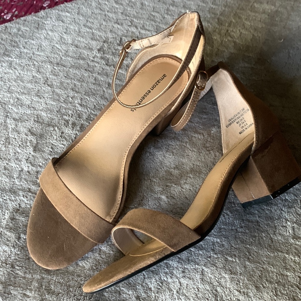 NWOT Amazon Essentials Chinky Strap Kitten Heel Minimalist Women’s 9.5 taupe
